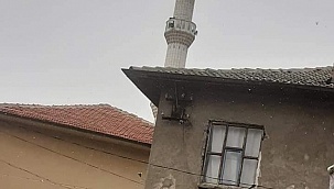 Ermenek'te Minare külahının yerinden kopma anı görüntüye yansıdı