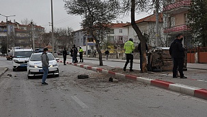 Karaman’da ağaca çarptıktan sonra hafif ticari araç yan yattı