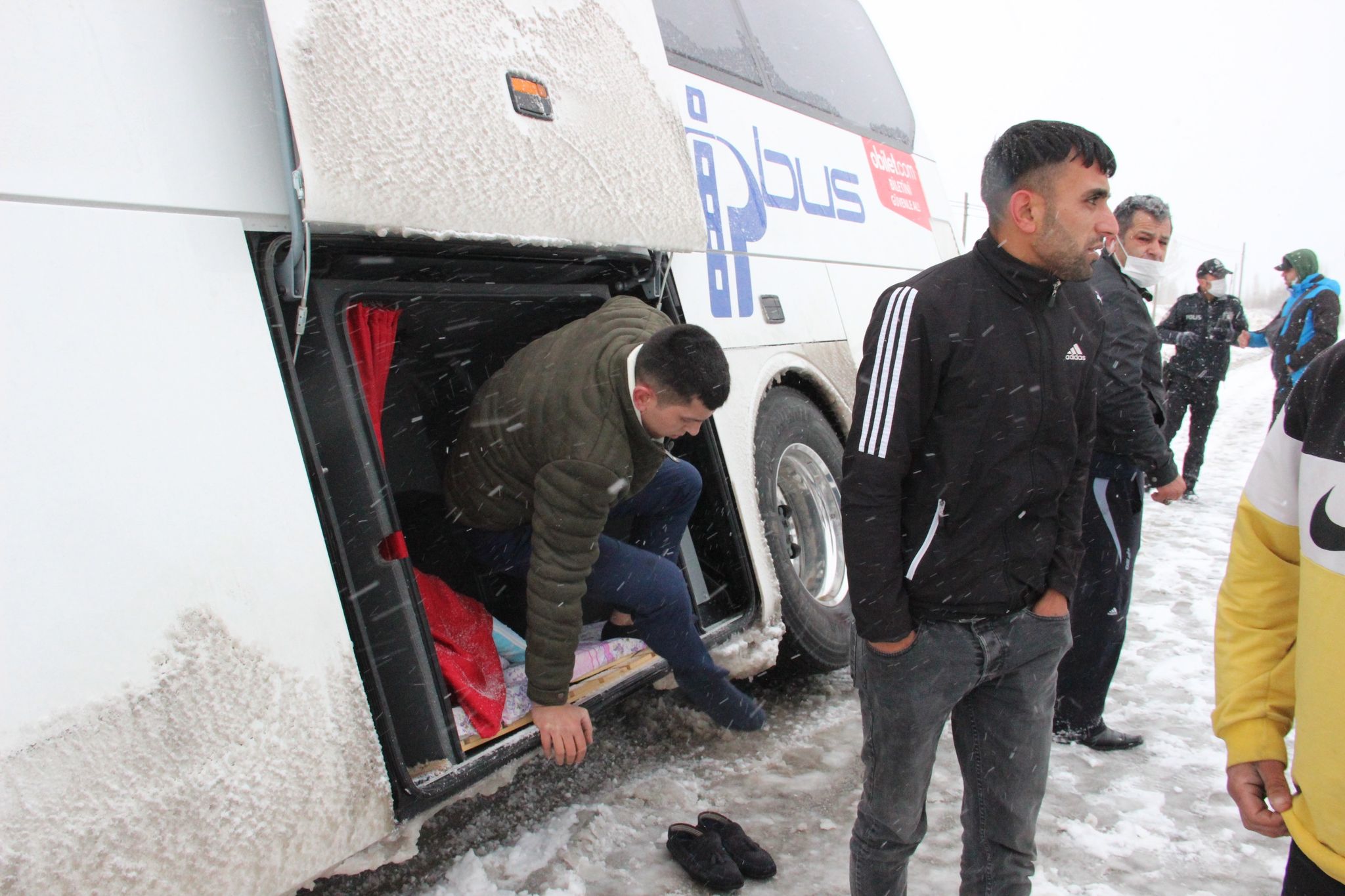 Şarampole kayan otobüste bulunan 24 kişi bagajdan tahliye edildi
