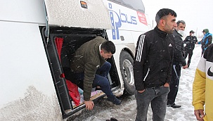 Şarampole kayan otobüste bulunan 24 kişi bagajdan tahliye edildi