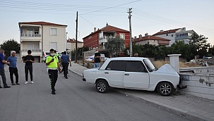 Karaman’da otomobil bahçe duvarına çarptı: 2'si çocuk 6 yaralı