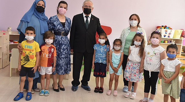 REKTÖR NAMIK AK'TAN MİNİK ÖĞRENCİLERE SÜRPRİZ ZİYARET
