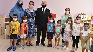 REKTÖR NAMIK AK'TAN MİNİK ÖĞRENCİLERE SÜRPRİZ ZİYARET