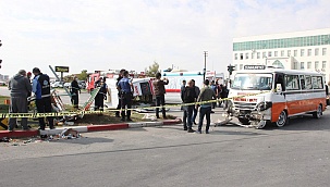 Karaman'da ambulans ile minibüs çarpıştı 10 yaralı