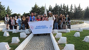 GENÇ KIZLARDAN ŞEHİTLİK ZİYARETİ