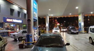 Karaman'da Zam gelecek diye benzin istasyonlarında kuyruklar oluştu.