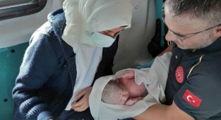 Karaman'da Ambulansda Doğan Aceleci bebeği Bakan Koca Twitter'dan paylaştı