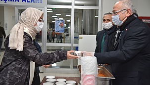 REKTÖR NAMIK AK'TAN ÖĞRENCİLERE ZİYARET VE ÇORBA İKRAMI