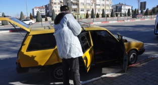 ÇALDIKLARI OTOMOBİLİN YAKITI BİTİNCE OLDUĞU YERDE BIRAKTILAR