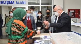 REKTÖR NAMIK AK'DAN ÖĞRENCİLERE MORAL