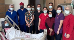 KARAMAN'DA İLK DEFA LAPAROSKOPİK YÖNTEMLE KALIN BAĞIRSAK KANSERİ AMELİYATI GERÇEKLEŞTİRİLDİ