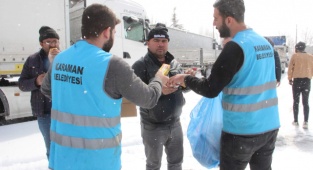 Karaman Belediyesi, yolda bekleyenlere kumanya dağıtımı yaptı