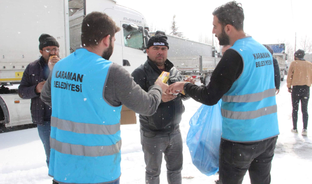 Karaman Belediyesi, yolda bekleyenlere kumanya dağıtımı yaptı