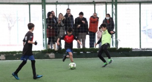 MİNİK FUTBOLCULARDAN FAİR PLAY DERSİ