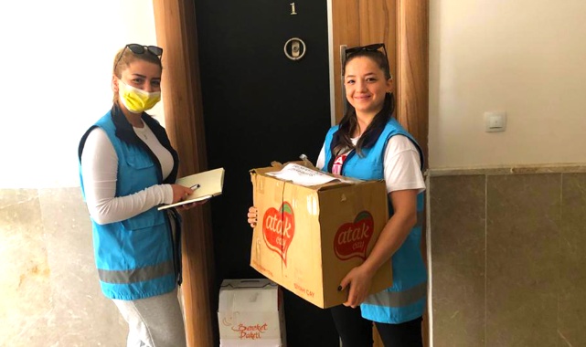Nefise Sultan Kız Yurdu'nun gönüllü gençlerinden yardım paketi