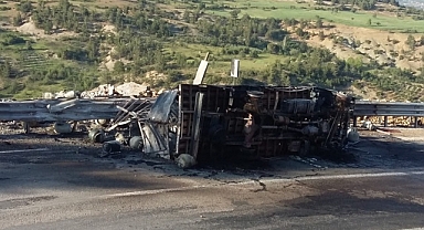 KARAMAN'DA TÜP YÜKLÜ KAMYON DEVRİLDİ YANAN ARAÇTAN 2 KİŞİ SON ANDA KURTULDU