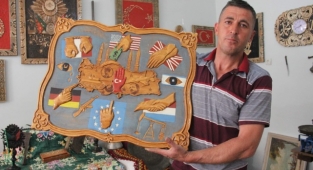 Karaman'ın Kazımkarabekir ilçesinde bir hurdacı, Türkiye'ye karşı yapılan saldırıları anlatan ahşap oyma tabloyu