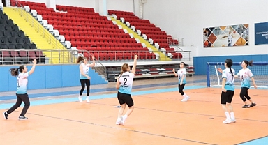 GOLBOL KADIN MİLLİ TAKIMI DÜNYA ŞAMPİYONASINA KARAMAN'DA HAZIRLANIYOR