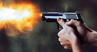 KARAMAN'DA OTOMOBİLDEN AÇILAN ATEŞ SONUCU SİLAHLA İKİ KİŞİ YARALANDI