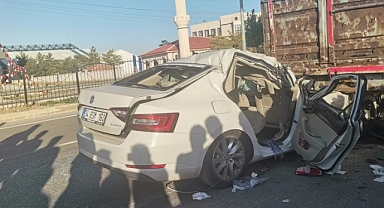 Otomobil duran çekiciye arkadan çarptı:1'i ağır 4 yaralı