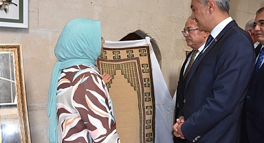 DÜNYA YAŞLILAR GÜNÜNE VALİ AKKOYUN DAMGASI
