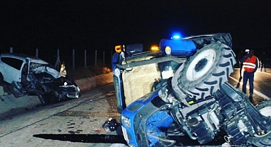 Karaman'da Otomobil traktör römorkuna arkadan çarptı: 1'i Ağır 4 yaralı