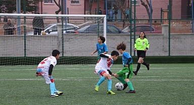 MİNİKLER FUTBOLDA ŞAMPİYON BELLİ OLDU