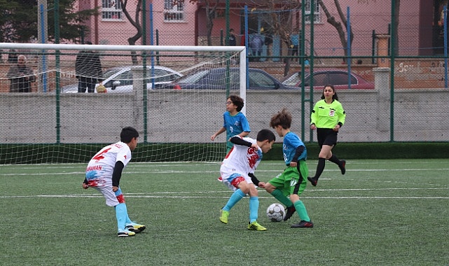 MİNİKLER FUTBOLDA ŞAMPİYON BELLİ OLDU