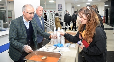 VALİ VE REKTÖRDEN ÖĞRENCİLERE ÇORBA İKRAMI