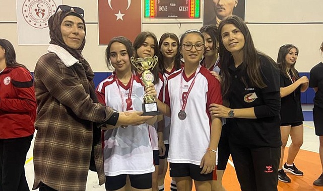 OKUL SPORLARI BADMİNTONDA ŞAMPİYONLAR BELLİ
