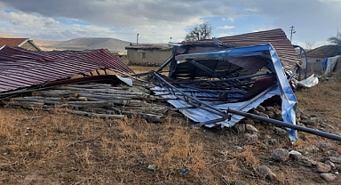 Karaman'da Şiddetli Rüzgar nedeniyle ahırların çatısı uçtu