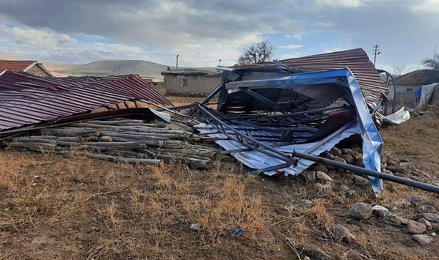 Karaman'da Şiddetli Rüzgar nedeniyle ahırların çatısı uçtu
