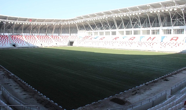 Karaman’ın yeni şehir stadyumunda çim serme işlemi tamamlandı