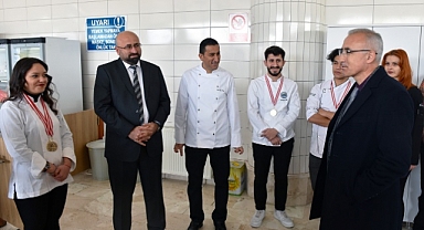 REKTÖR KARAMAN'DAN ŞAMPİYON ÖĞRENCİLERE TEBRİK ZİYARETİ