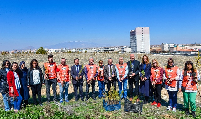 DEPREMDE HAYATINI KAYBEDEN ÖĞRENCİLER ANISINA FİDAN DİKİLDİ