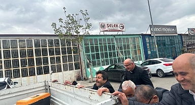 AK Parti Karaman Milletvekili adayı Osman Sağlam çalışmayan aracı ittirdi