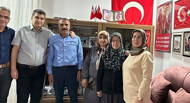 AK Parti Karaman SKM Başkanı Nizmi Ünlü ve yardımcısı Celalettin Güngören Hakkâri’de şehit olan Karamanlı Piyade Sözleşmeli Er Oğuzhan Küçük’ün ailesini ziyaret etti.