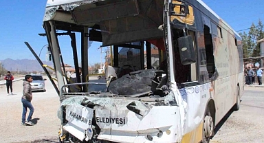 KAMYONLA BELEDİYE OTOBÜSÜ ÇARPIŞTI SEKİZ YARALI VAR