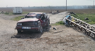 Karaman’da kontrolden çıkan otomobil elektrik direğine çarptı: 1 yaralı