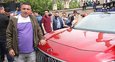 TOGG'u görmek için Akteke 15 Temmuz Demokrasi Meydanına akın eden vatandaşlar otomobille fotoğraf çekinebilmek için adeta bir birleriyle yarıştı