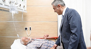 Karaman Valisi Tuncay Akkoyun Hastanede Hastaları ziyaret edip, Sağlık ve İtfaiye Personeli ile Bayramlaştı 