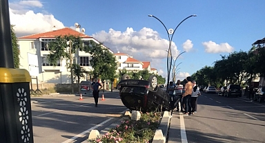YAYA'YA ÇARPMAMAK İÇİN DİREKSİYONU ÇEVİREN BAYAN SÜRÜCÜ TAKLA ATTI