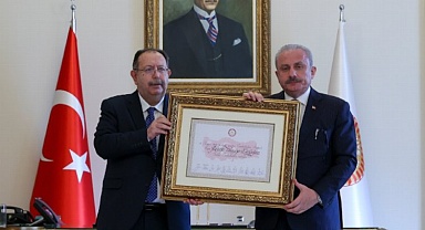 YSK, Erdoğan'ın mazbatasını Şentop'a takdim etti