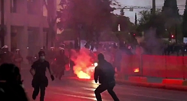 Yunanistan Karıştı. Yunan protestocular Mülteciler için Polisle çatıştılar
