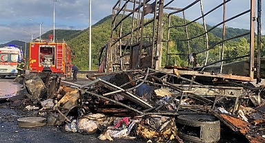 Düzce otoyolunda nakliye kamyonu yandı