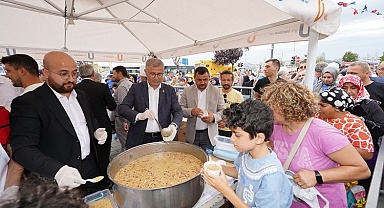 Üsküdar Meydanı'nda 10 bin kişiye aşure