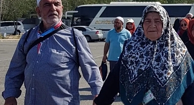 Düğüne giderken kazada ölen yaşlı çift son yolculuğuna uğurlandı
