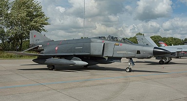 F-4 savaş uçağından uçuş sırasında parça düştü!