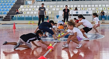 Minikler ‘Temel Hareket Eğitimi ve Eğitsel Oyunlar Kursu’ belgelerini aldılar