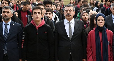 Bakan Tekin öğrencilerle Filistin için saygı duruşunda